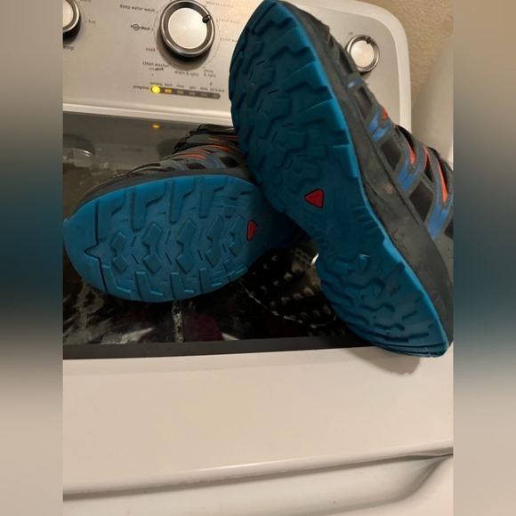 Salomon Trail Runners Size 3y boys - Picture 2 of 3